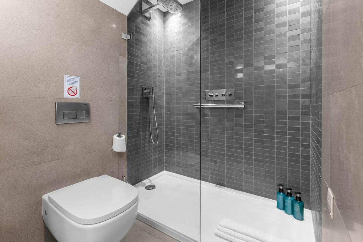 Stylish Hyde Park Two-bedroom Escape *