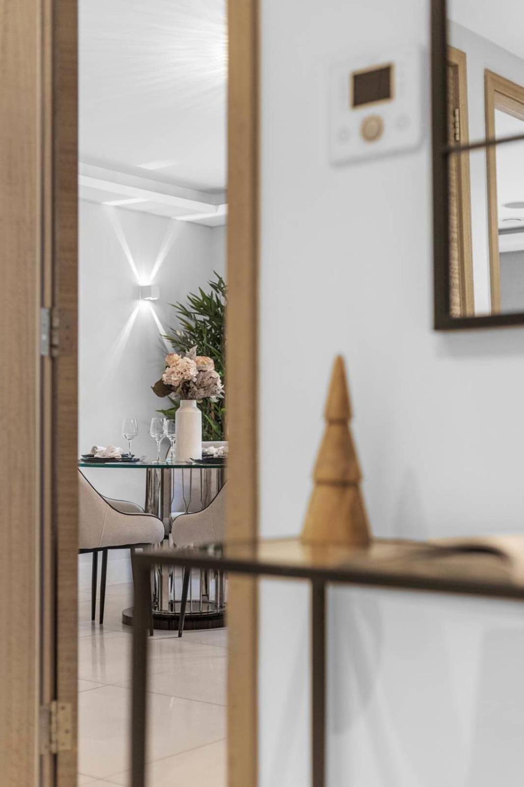 Stylish Hyde Park Two-bedroom Escape